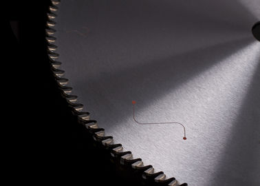 Colophonyのプラスチック切断は耐衝撃性スロット305x2.0x120mmが付いている鋸歯TCTのカッターを